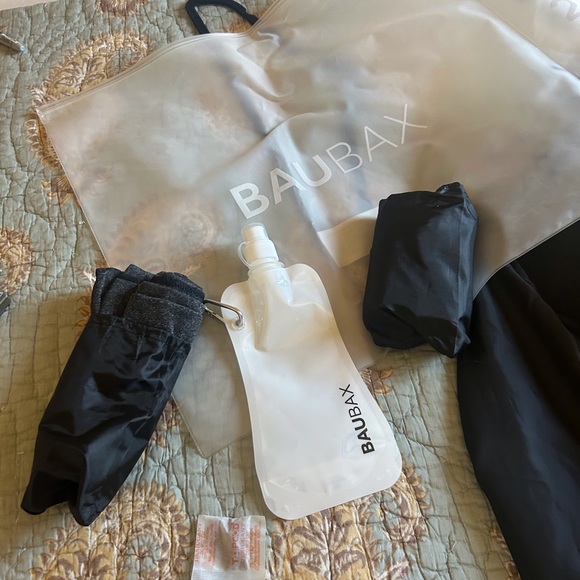 Baubax Women's Black Hooded Travel Vest with accessories - Picture 9 of 15